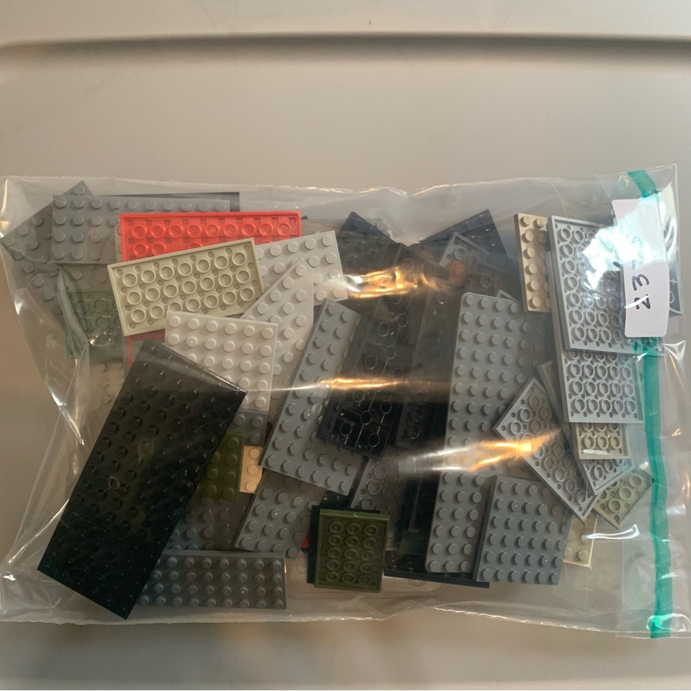 Legos 1 lb assorted base pieces
(2375)